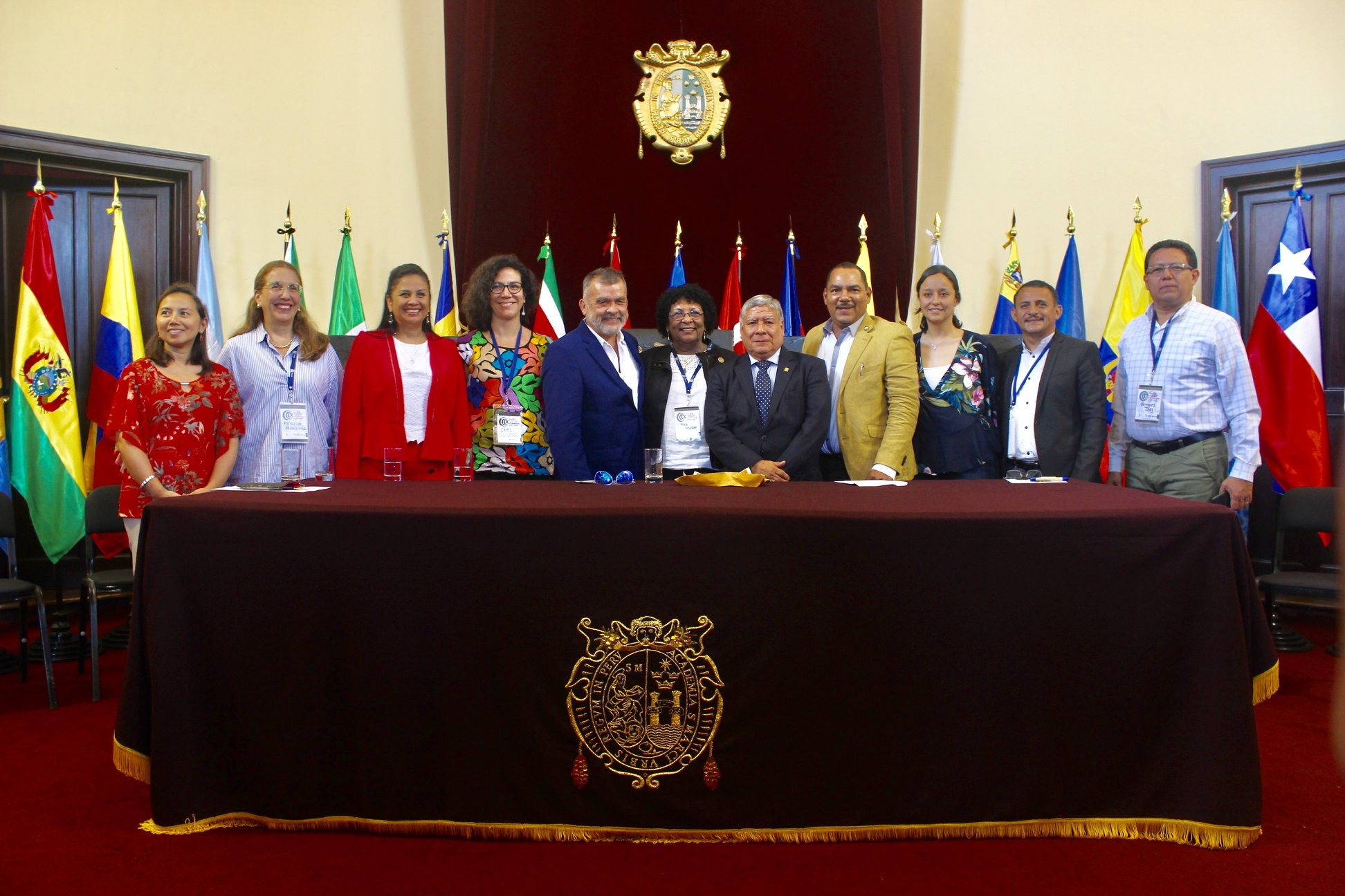 Presidium de relatores acompañados del Director de UNESCO-IESALC y del rector de la UNMSM