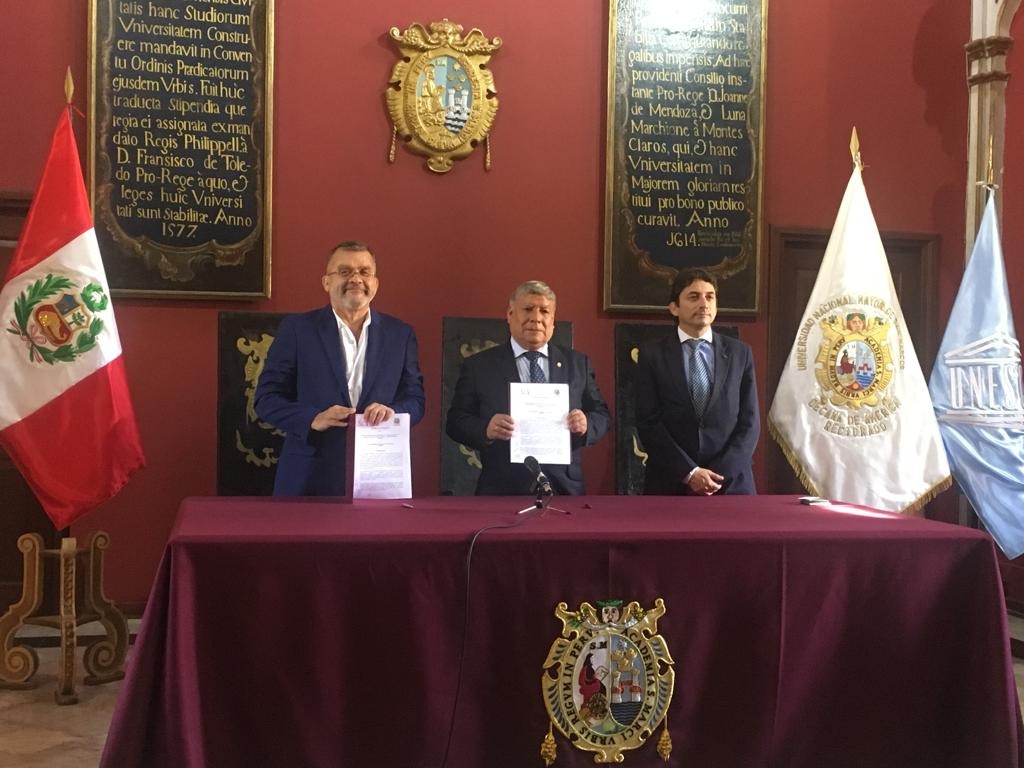 Pedro Henríquez Guajardo, director de UNESCO-IESALC; Orestes Cachay Boza, rector de la UNMSM y Daniel Michaels, coordinador del CRECES.